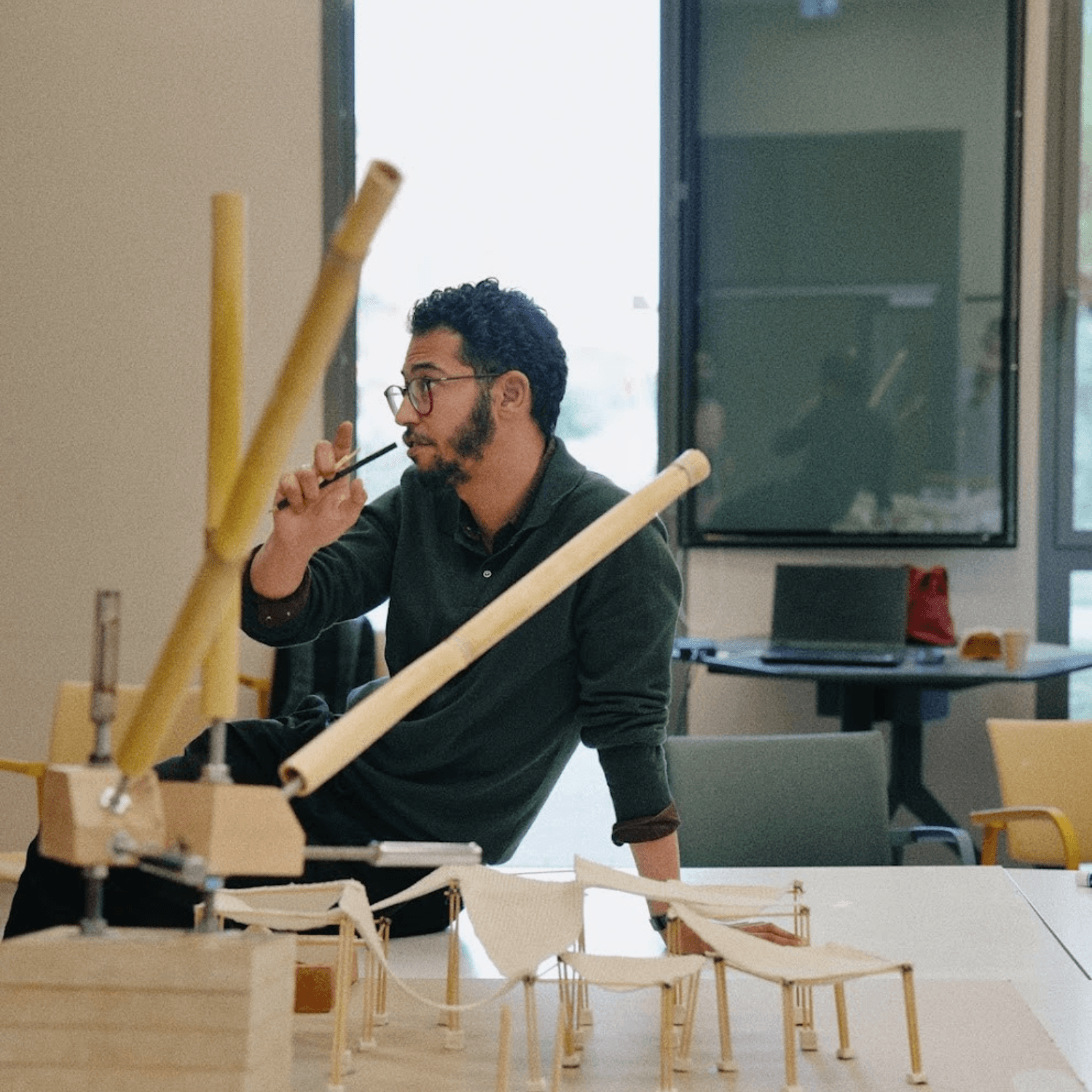 Mahmoud Ramdane, architecte, dans son atelier